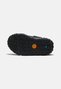 Zwarte wandelschoen zool met een opvallend profielpatroon. Kenmerkt zich door een oranje logo, blauwe accenten en een getextureerd rubber voor grip en duurzaamheid.