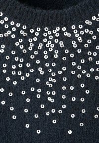 Maglione scuro con tessuto texturizzato e paillettes argentate sparse, forma rotonda e scollatura a coste.