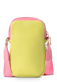 Borsa a tracolla gialla brillante e rosa. Realizzata in pelle testurizzata. Presenta una chiusura con zip e una tracolla rosa regolabile. Forma rettangolare.