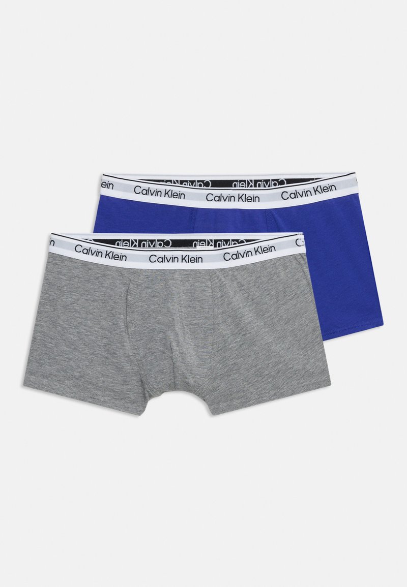 Deux boxers pour hommes, un gris et un bleu, chacun avec une ceinture blanche affichant le logo Calvin Klein en noir.