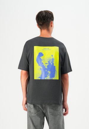 T-shirt con stampa - iron
