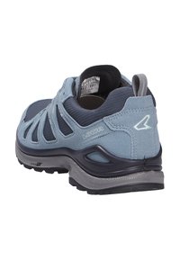 Chaussure de sport bleue et grise vue de l'arrière avec semelle noire, tissu en mesh, superpositions en daim, languette de traction et logo « LOWA » sur le côté.