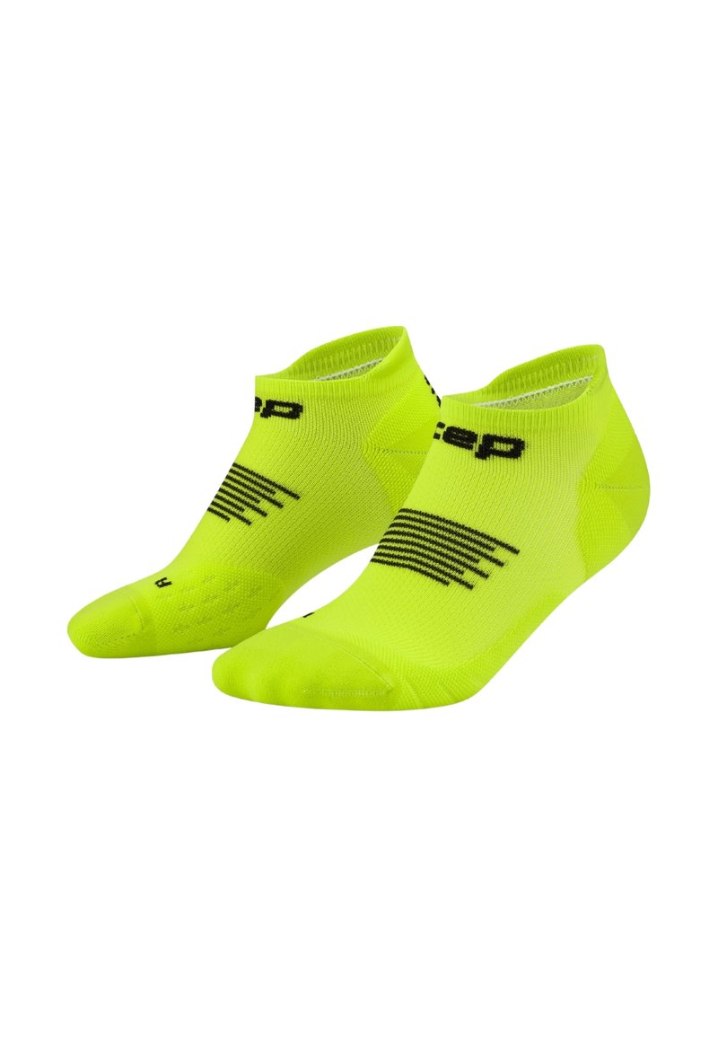 Ein Paar fluoreszierend gelber Knöchelsocken mit schwarzen Streifen und teilweise textlicher Markenkennzeichnung auf einem weißen Hintergrund.