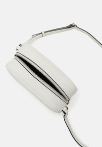 Calvin Klein Jeans SCULPTED CAMERA MONO - Torba preko tijela - white/silver-coloured