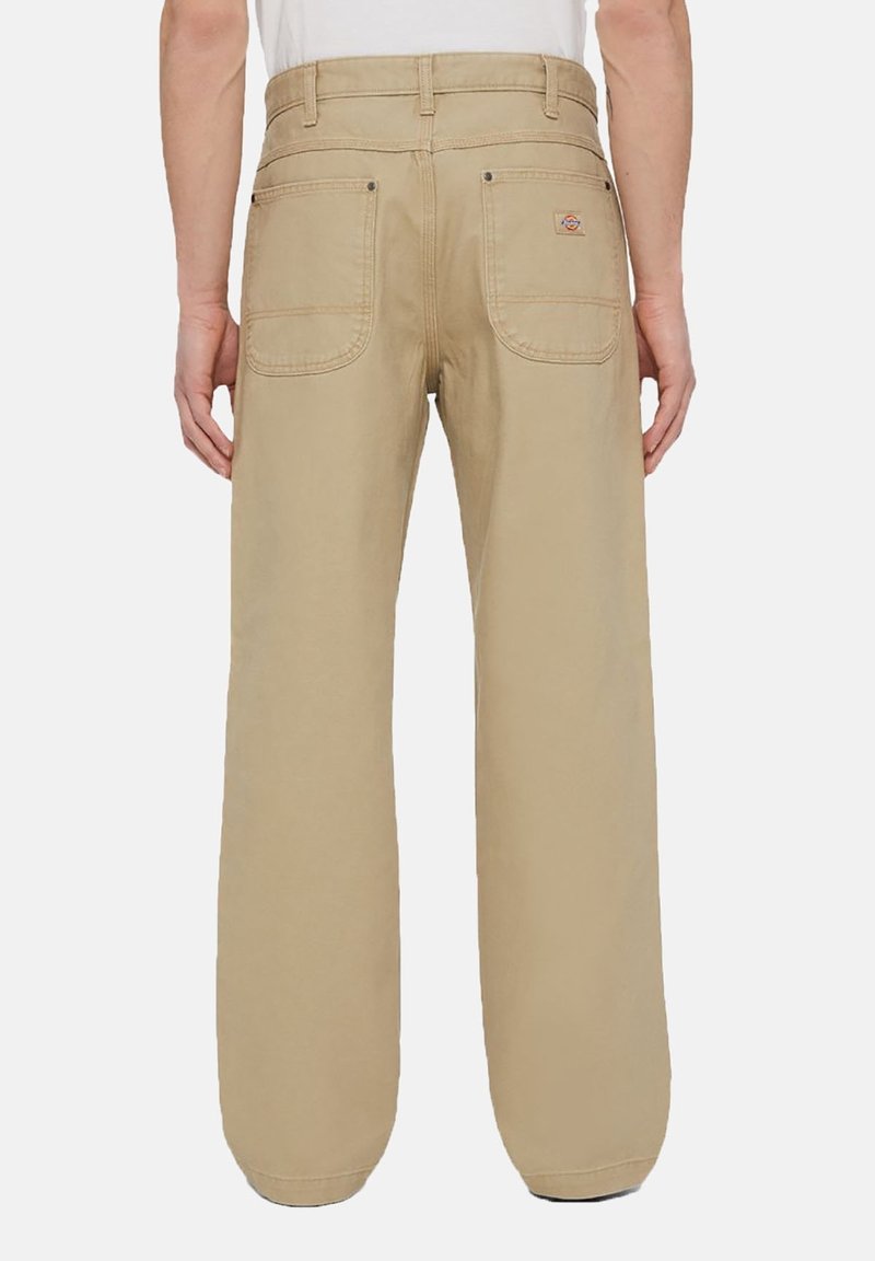 Béžové kalhoty rovného střihu s dvěma zadními kapsami, viditelným kontrastním prošíváním a logem na pravé kapse.