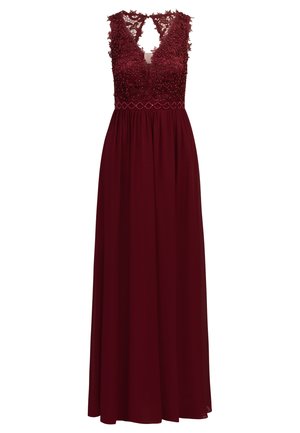 Bordeaux avondjurk met een ingewikkelde kantenscherf, diepe V-halslijn en een vloeiende rok. Bevat bloemenborduursel en kralenaccenten.