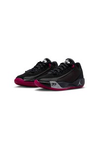 Zapatillas deportivas negras con parte superior de malla, detalles en rosa y suela de goma. Presentan un marcado branding y un diseño elegante y de perfil bajo.