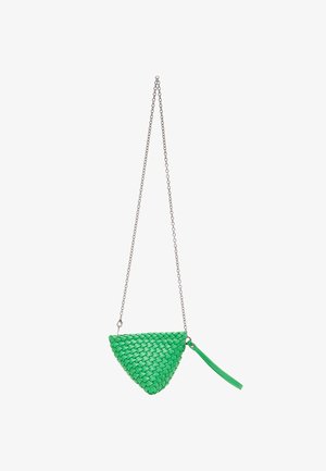 Borsa a tracolla intrecciata verde a forma di triangolo, con una catena come manico e accenti in pelle. Superficie testurizzata con una tracolla liscia.