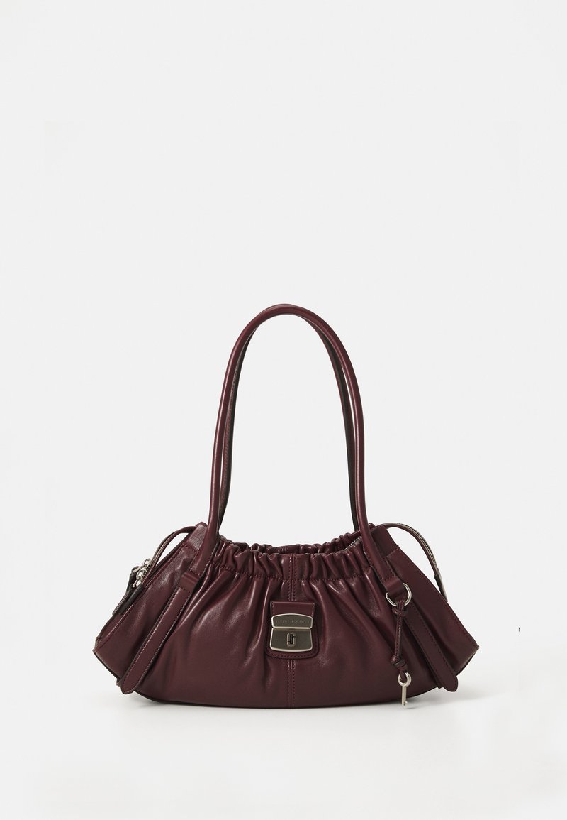 Sac à main en cuir bourgogne avec un design froncé, deux poignées, quincaillerie en argent et fermeture à clip ; texture lisse et forme compacte.