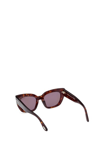Gafas de sol de estilo cat-eye con montura de carey, lentes morados y acabado brillante. Presenta patillas delgadas con acentos de hardware mínimos.