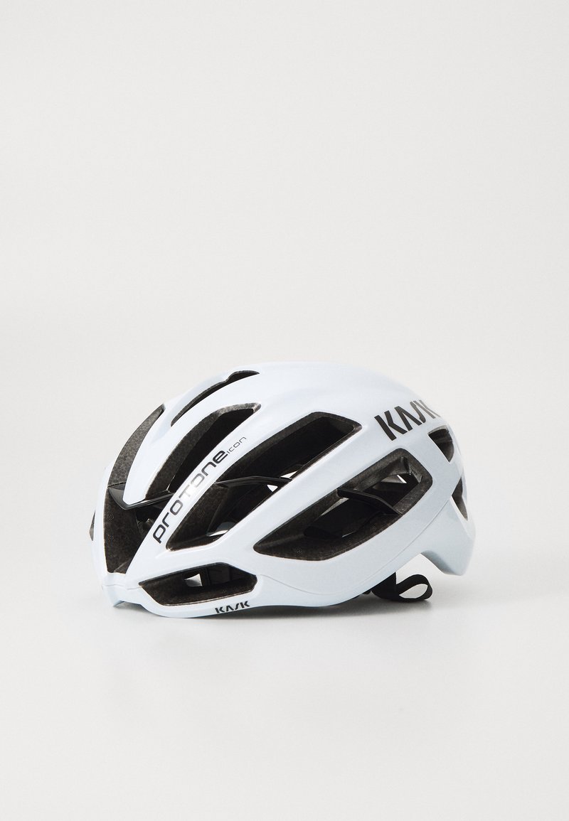 Casco da ciclismo bianco con forma allungata e aerodinamica, multiple aperture per la ventilazione, imbottitura interna nera e logo sul lato.