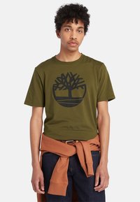 Timberland KENNEBEC RIVER TREE LOGO SHORT SLEEVE - Triko s potiskem - dark olive
