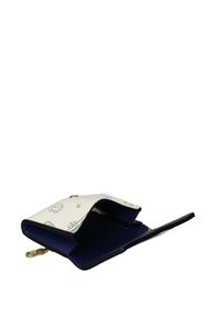 Portafoglio con un esterno bianco testurizzato che presenta design in blu chiaro, hardware dorato e un interno blu navy; aperto con due scomparti visibili.