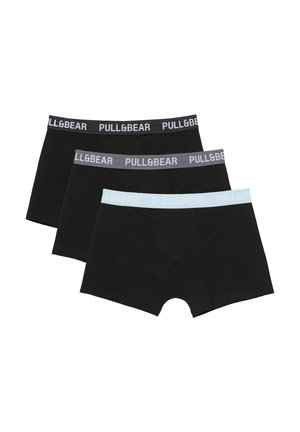 Trois boxers noirs pour hommes avec ceintures élastiques en noir, gris et bleu clair, chacun portant la marque "PULL&BEAR".