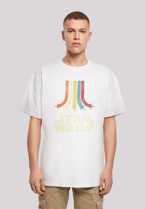 Hvit bomulls T-skjorte med et retro grafisk trykk av fargede striper og "STAR WARS"-tekst i gult. Korte ermer, avslappet passform.