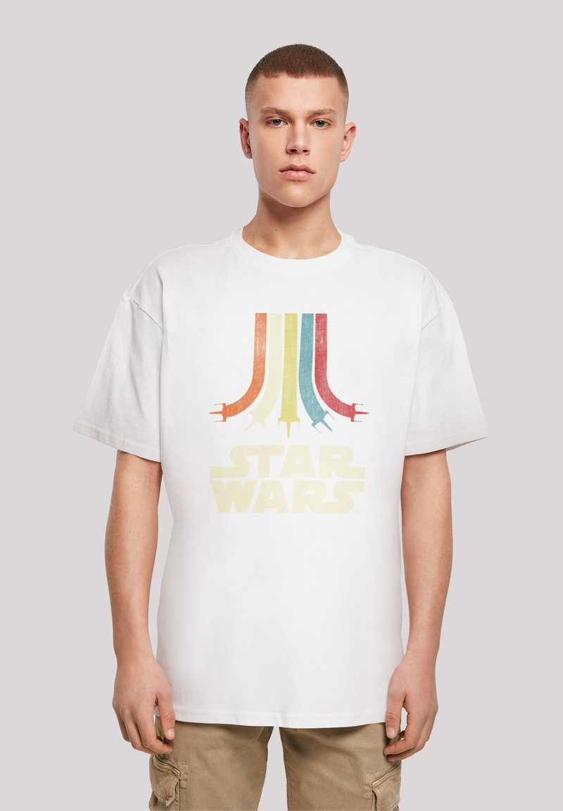 Biała bawełniana koszulka z krótkim rękawem, charakteryzująca się retro grafiką kolorowych pasków oraz napisem "STAR WARS" w kolorze żółtym. Luźny krój.