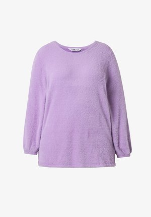 Suéter largo de manga larga en color lavanda, suave, con cuello redondo y puños ligeramente fruncidos, confeccionado en una tela de textura peluda.