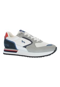 Sneaker bianca e grigia con una tomaia in suede e rete, accenti blu, tacco rosso e suola in gomma con un design a strisce multicolore.