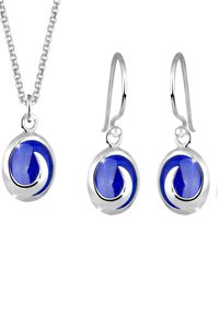 Silbernes Schmuckset mit einer Anhängerkette und passenden Ohrhängern. Blaue runde Steine mit Wellenmuster und glänzender Oberfläche.