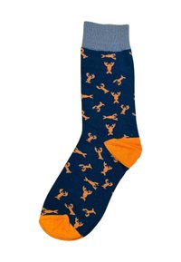 Marineblå sokker med orange hummermønster, med en lyseblå ribkant og orange detaljer på tå og hæl. Blødt strikkemateriale.