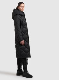 Sort quiltet lang frakke med hætte, med diamantmønster. Kombineret med knælange sorte støvler og et mærke med "KHUJO"-branding.