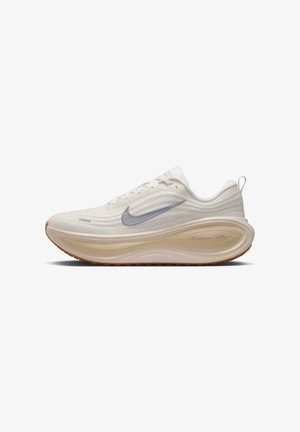 Nike Performance, NIKE VOMERO PLUS ESS - Løbesko trail - sail mtlc silver-coconut milk-lt khaki-lt cream-gum lt brown