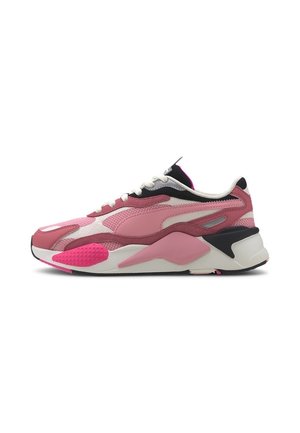 Low-Top-Sportschuh in Pink, Weiß und Schwarz mit Mesh- und synthetischen Überzügen, Schnürverschluss und dicker weißer Sohle mit strukturierten pinkfarbenen Akzenten.