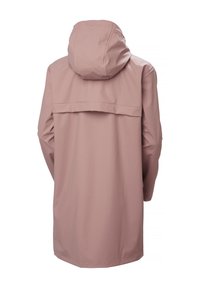 Lange mauve regenjas met aangehechte capuchon, rugventilatiedetail en een gladde matte afwerking, gezien van achteren tegen een witte achtergrond.