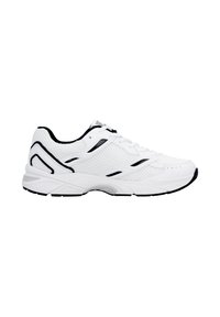 Chaussure de sport blanche en mesh avec des accents noirs. Comprend une semelle rembourrée, un système de laçage et une tige respirante pour le confort.