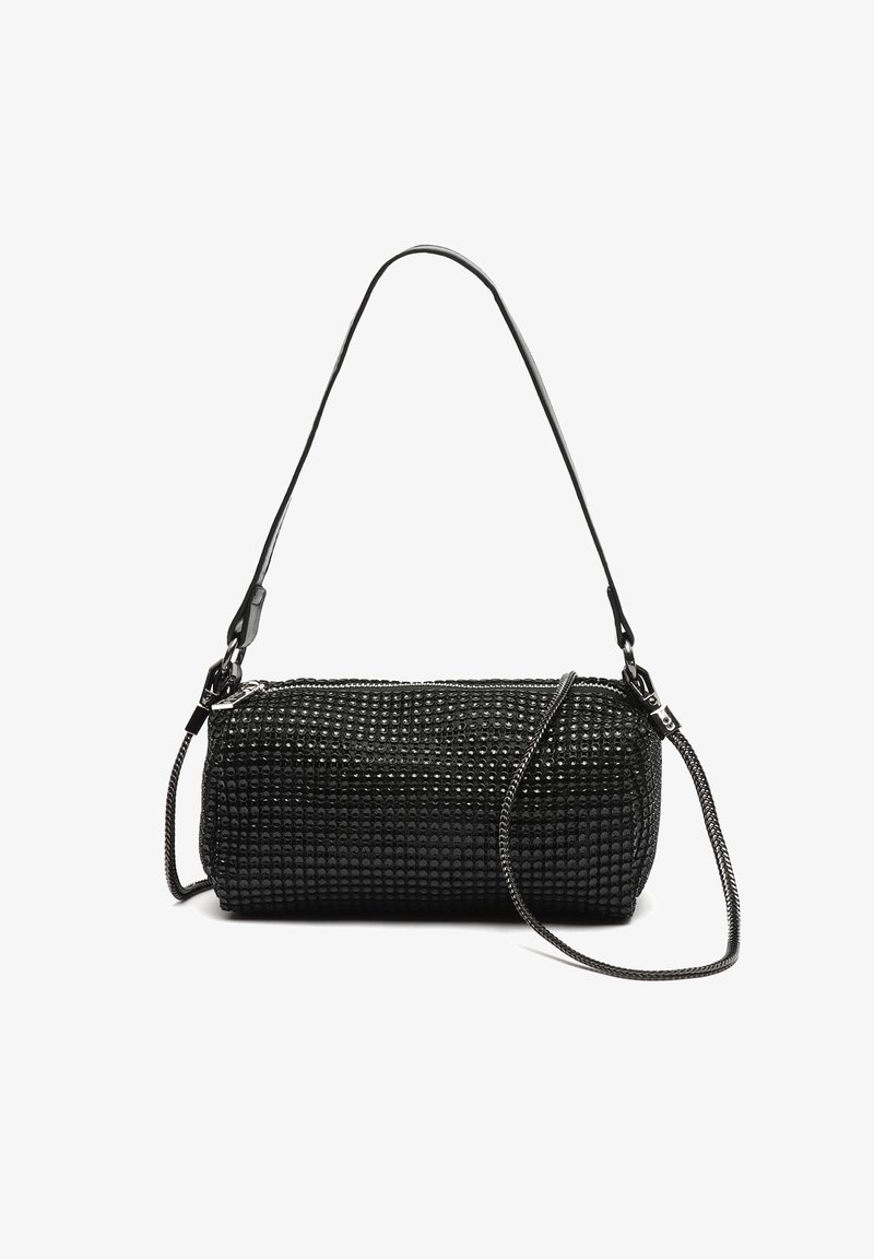 Čierna valcovitá kabelka so štruktúrovaným výstužným dizajnom, s uzáverom na zips a dvoma nastaviteľnými popruhmi na nosenie.