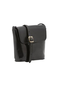Borsa a tracolla in pelle nera con una finitura lucida, chiusura a pattina e dettaglio della fibbia dorata. Presenta una lunga tracolla regolabile.