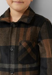 Bruin en zwart geruit overhemdjack, gemaakt van zacht wol, met een kraag, knoopsluiting aan de voorkant en een borstzak met een diamantpatroon.