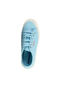 Sneaker in tela blu con punta tonda, suola in gomma bianca e sei asole per i lacci. Presenta un'etichetta con logo sul lato e una parte superiore strutturata.