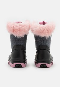 Bottes de neige noires avec une bordure en fausse fourrure rose, design à imprimé léopard, semelle extérieure rose contrastante, vue de l'arrière montrant les détails de texture et de couture.
