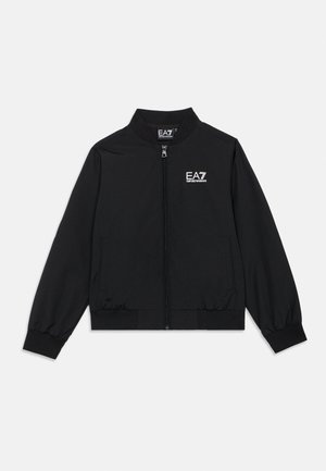 Chaqueta bomber negra con cremallera, puños y dobladillo acanalados, logo EA7 Emporio Armani en el pecho izquierdo y en el interior del cuello.