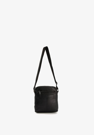Zwarte leren crossbody tas met een ritssluitingen bovenkant, verstelbare schouderband en een voorkantvak met subtiele branding. Compakte en vierkante vorm.