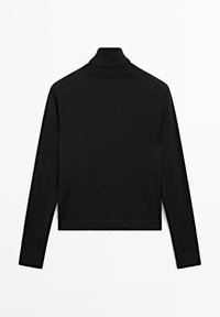 Czarny golf z długimi rękawami, wykonany z miękkiej dzianiny. Posiada dopasowany krój oraz ściągacze na mankietach i dolnym brzegu.