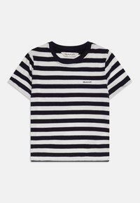 Stripet t-skjorte med horisontale marineblå og hvite striper, korte ermer, rund hals og liten GANT-logo på brystet.