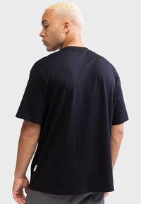 Redefined Rebel WILLIAM TEE BOXY FIT GOTS - Print T-shirt - black