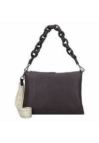 Bolso de mano de cuero marrón oscuro con una superficie texturizada, que presenta un asa de cadena gruesa y una correa contrastante con detalle de logotipo. Cierre de cremallera.