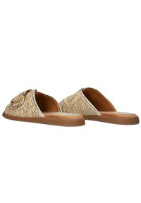 Open-toe slide sandalen van geweven beige materiaal met een gestructureerde afwerking, voorzien van een decoratieve gespsluiting en een bruine rubberen zool.