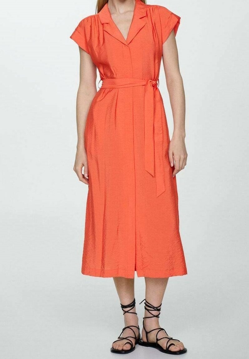 Pomarańczowa midi sukienka z krótkimi rękawami, kołnierzykiem i paskiem w talii. Wykonana z teksturowanej tkaniny, z lekko rozkloszowanym dołem i gładkim wykończeniem.