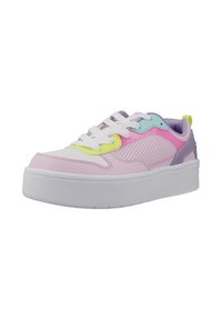 Platform sneakers met een color-block ontwerp in roze, paars en mintgroen, met geperforeerde panelen en witte veters op een witte zool.