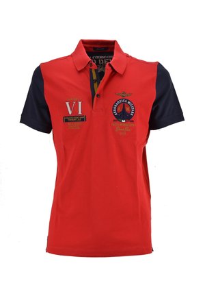Camisa polo roja con mangas marinas, que presenta logotipos militares bordados y acentos, un cuello y botones en la parte frontal. Material de algodón.