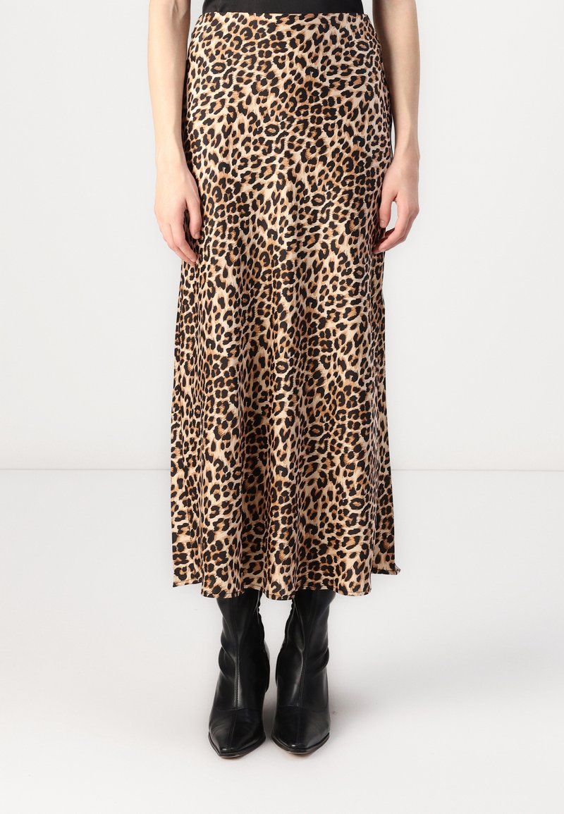 Maxi nederdel med leopardprint lavet af letvægtsstof, med en tætsiddende talje og en flydende silhuet. Båret med sorte ankelstøvler.