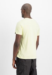 Alpha Industries Triko s potiskem - retro yellow