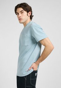Lee SHORT SLEEVE WW PCKT - T-shirt basic - jet stream blue