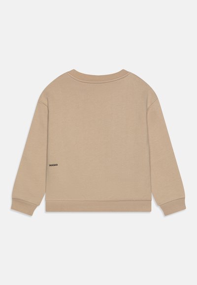 Sudadera de cuello redondo beige con mangas largas, puños y dobladillo acanalados. Presenta un pequeño logotipo en la parte posterior cerca del lado izquierdo. Textura de tela suave.