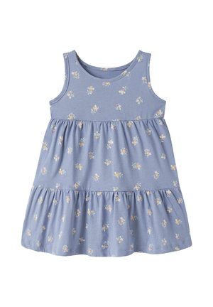 Vestido sin mangas para niño pequeño en azul claro con pequeños estampados florales amarillos y blancos y secciones de falda con volantes recogidos.