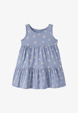 Vestido sin mangas para niño pequeño en azul claro con pequeños estampados florales amarillos y blancos y secciones de falda con volantes recogidos.